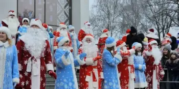 Шествие Дедов Морозов и Снегурочек